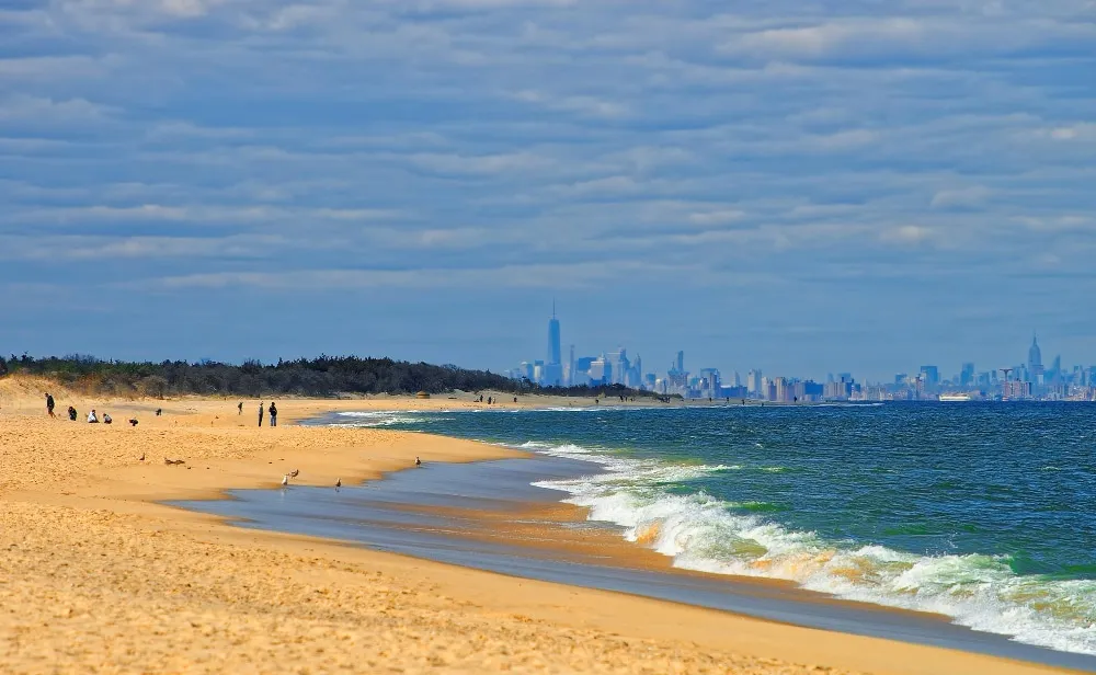 Plage de Sandy Hook avec la skyline de Manhattan à l’horizon
