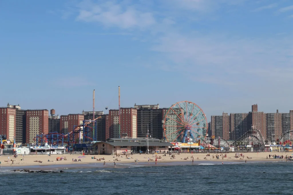 Vue de la plage et des manèges emblématiques de Coney Island
