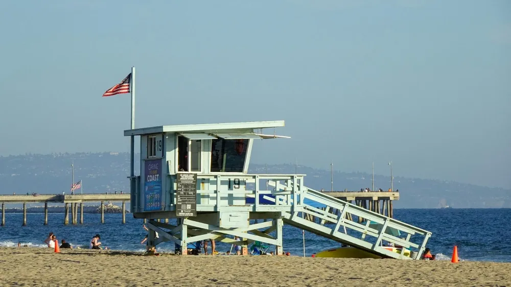 Poste de surveillance typique sur la plage de Rockaway Beach à New York

