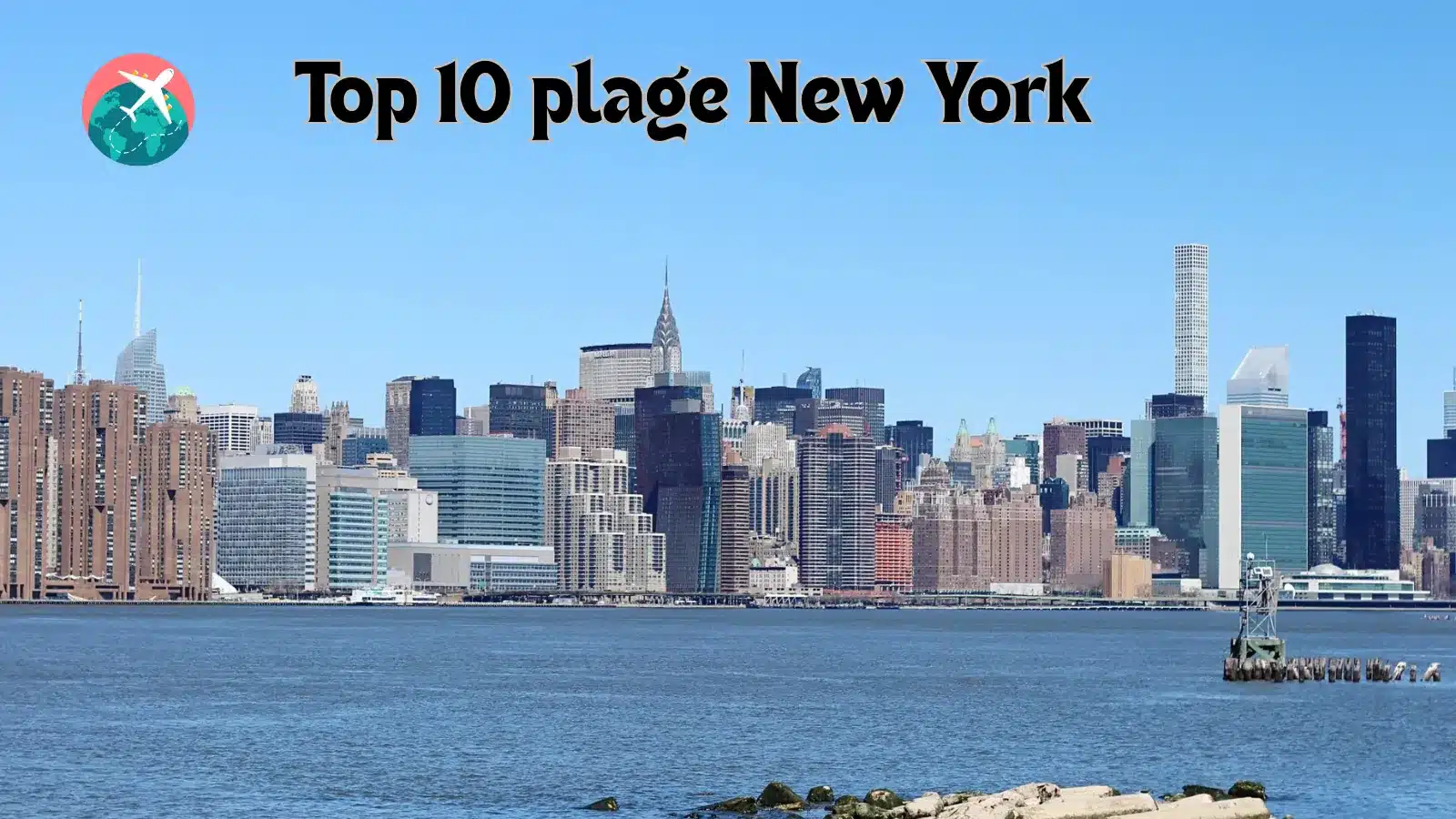 Panorama de la skyline de New York depuis la plage avec eau au premier plan