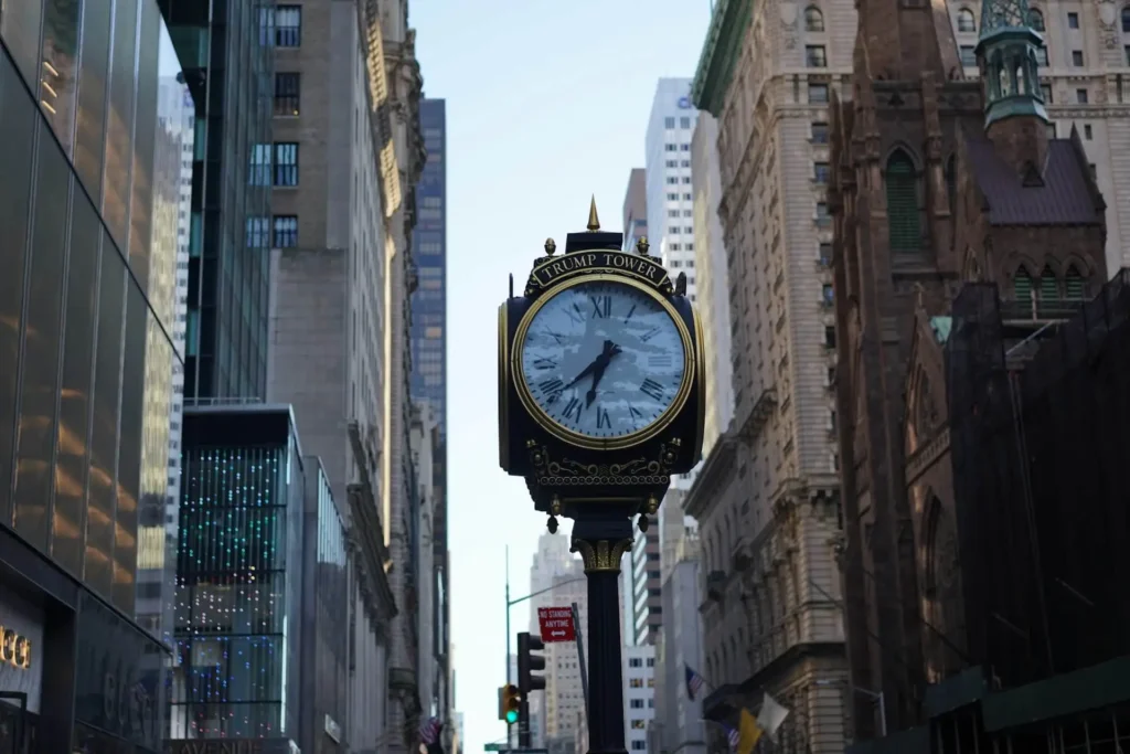 Heure à New York affichée sur l’horloge de la Trump Tower, 5e Avenue Manhattan