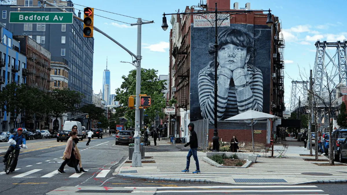 Bedford Avenue à Williamsburg avec le Williamsburg Bridge et une fresque de street art à Brooklyn