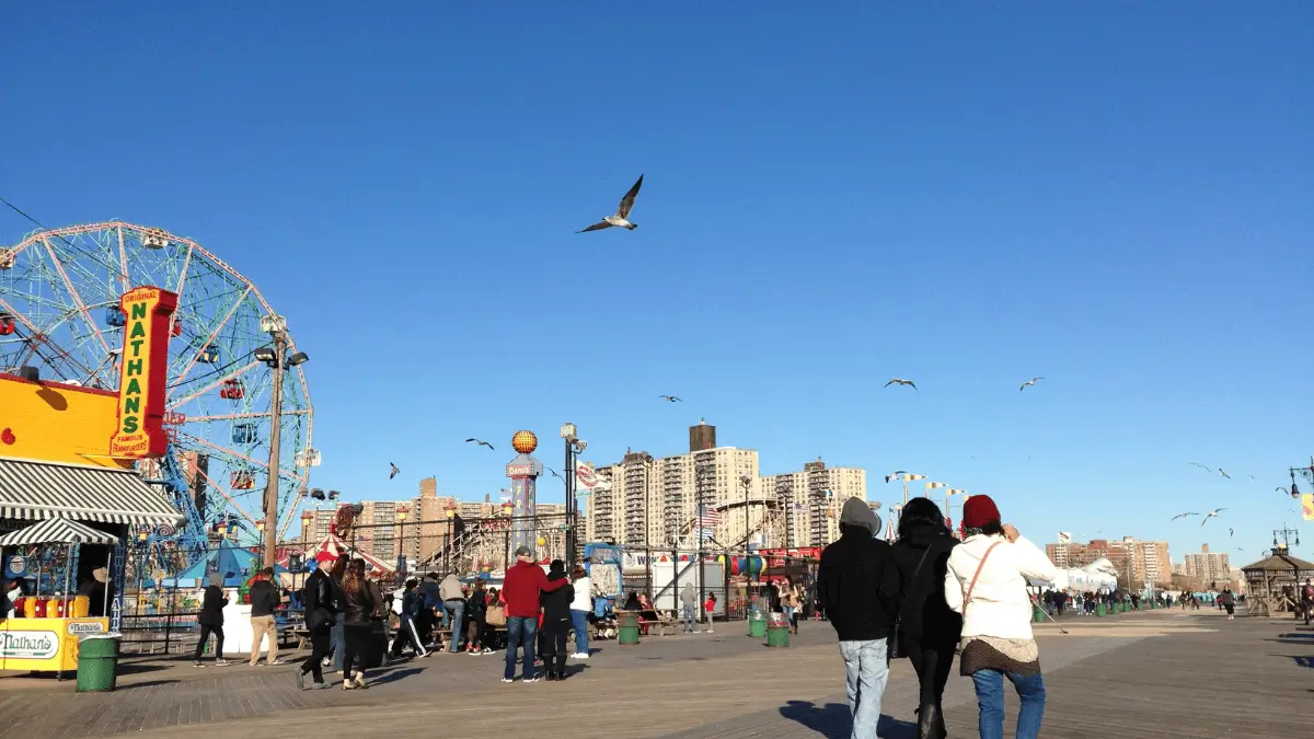 Boardwalk et attractions de Coney Island à Brooklyn