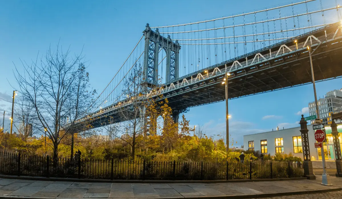Manhattan Bridge près de Brooklyn Bridge Park dans le quartier DUMBO à Brooklyn