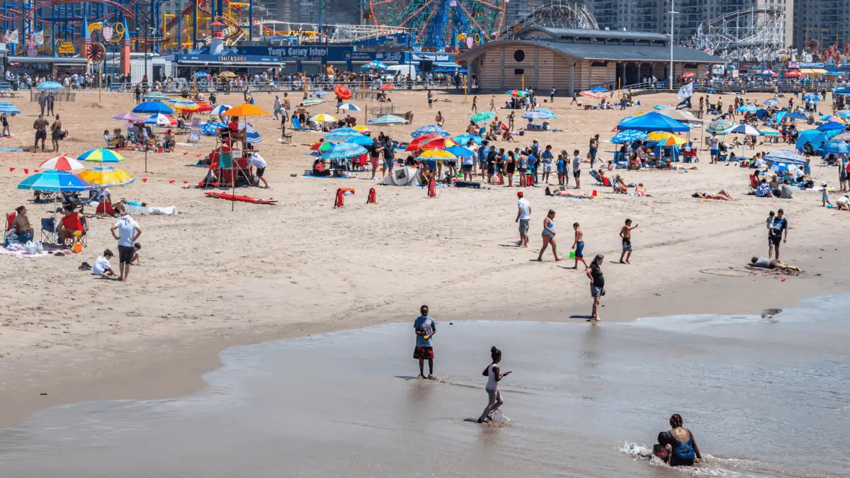 Baigneurs sur la plage de Coney Island Beach à New York