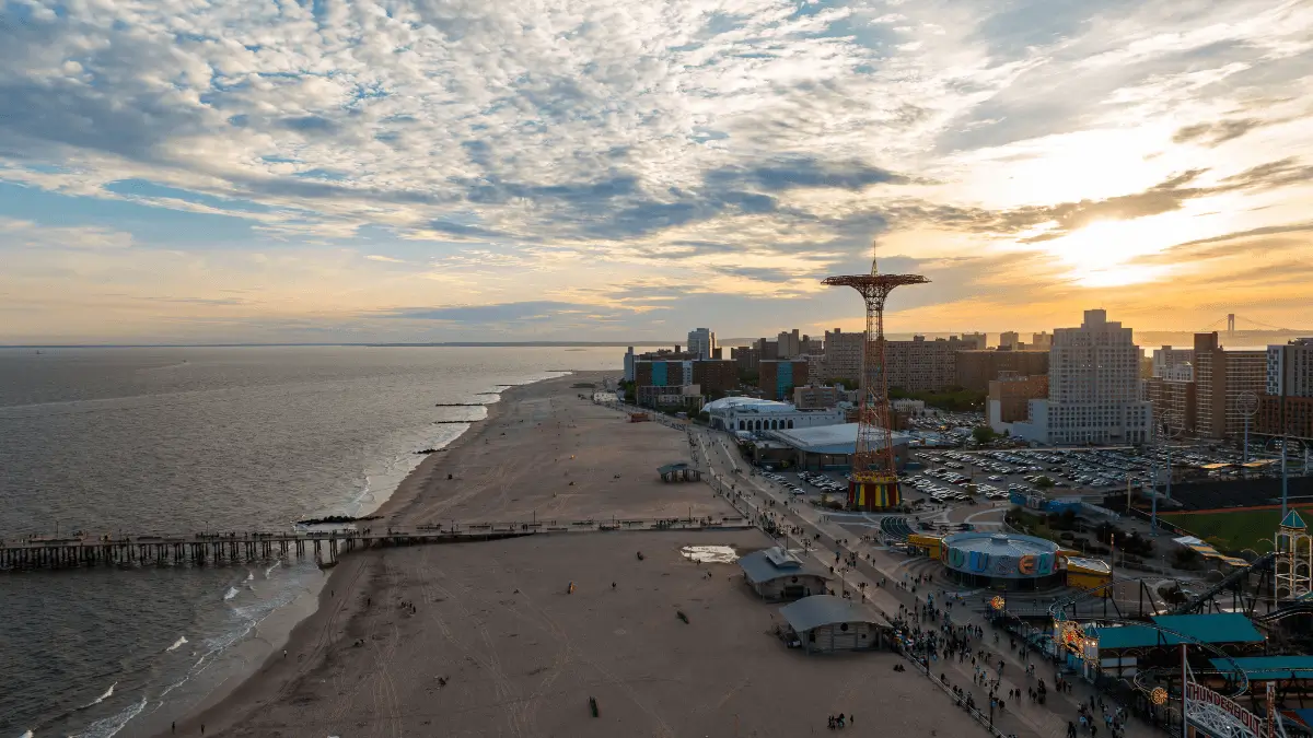 Vue aérienne de Coney Island au coucher du soleil à New York