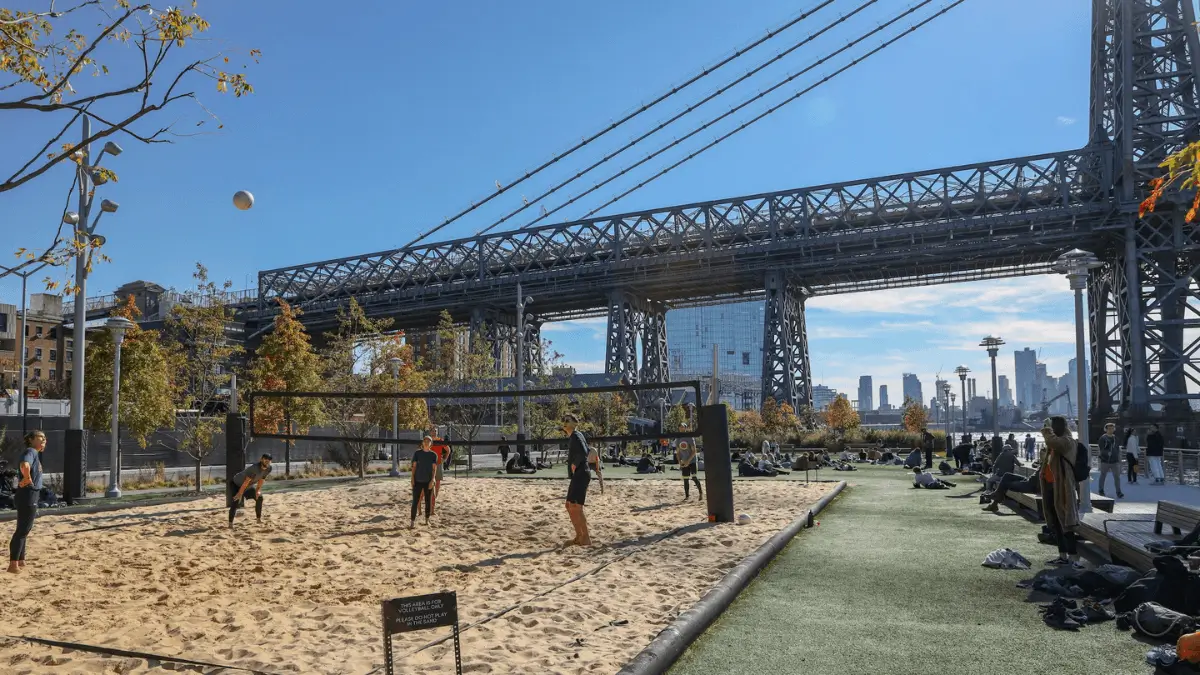 Terrain de volley à Domino Park avec le Williamsburg Bridge à Brooklyn