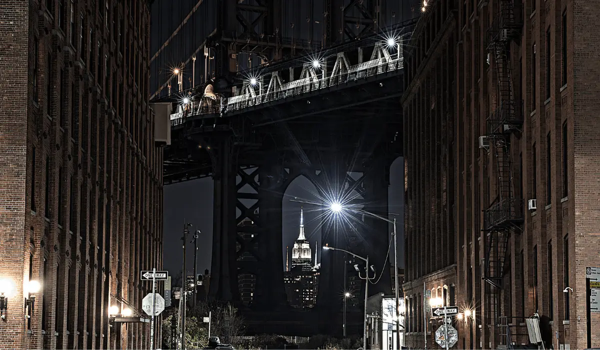 Vue du Manhattan Bridge depuis Washington Street dans le quartier DUMBO à Brooklyn