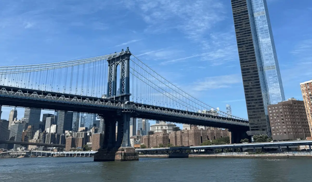 Vue du quartier DUMBO à Brooklyn avec le Manhattan Bridge à New York