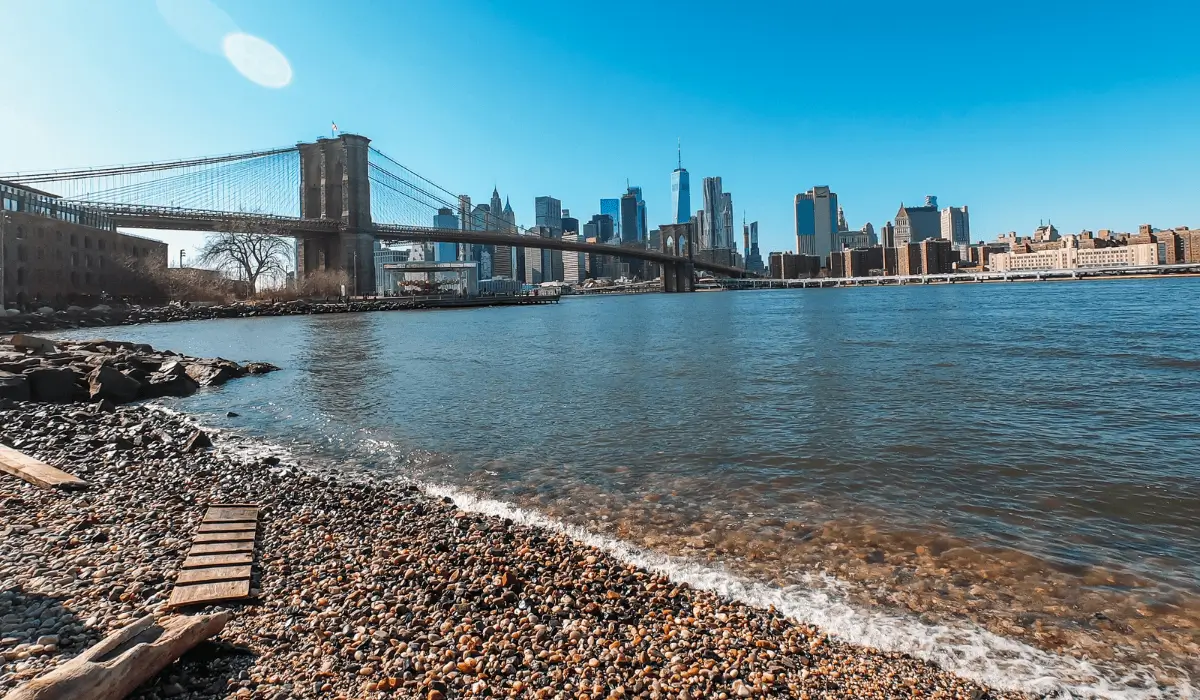 Vue sur le Brooklyn Bridge et Manhattan depuis Pebble Beach à DUMBO