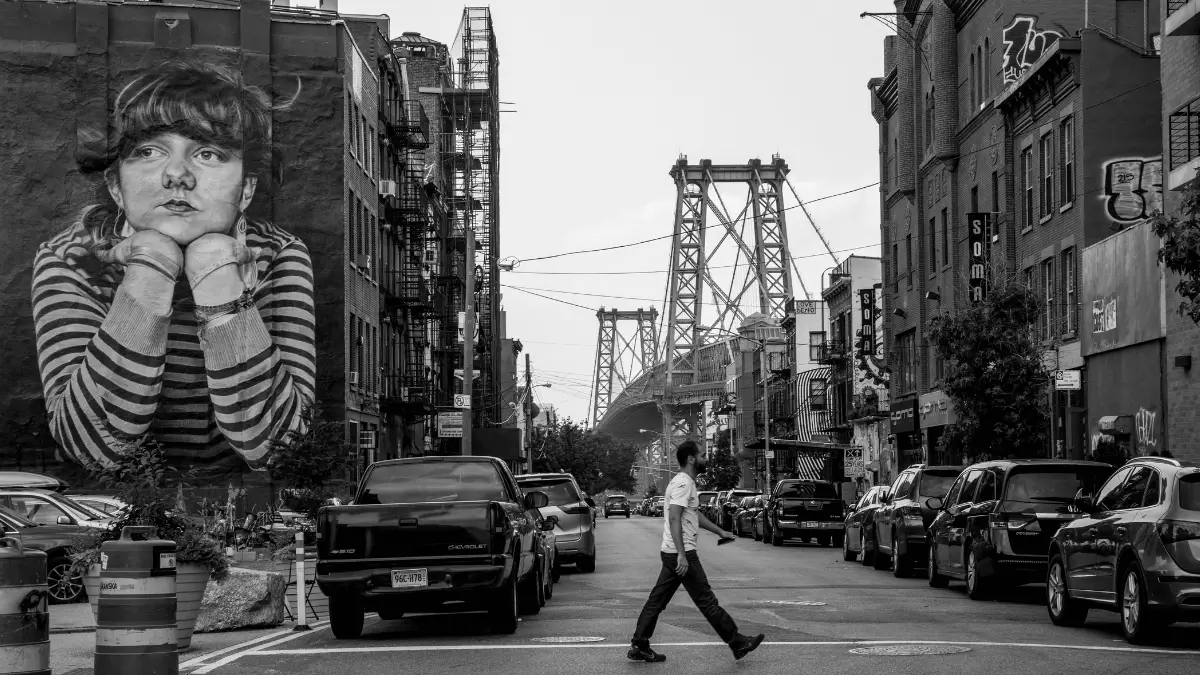 Street art dans le quartier de Williamsburg à Brooklyn avec le Williamsburg Bridge
