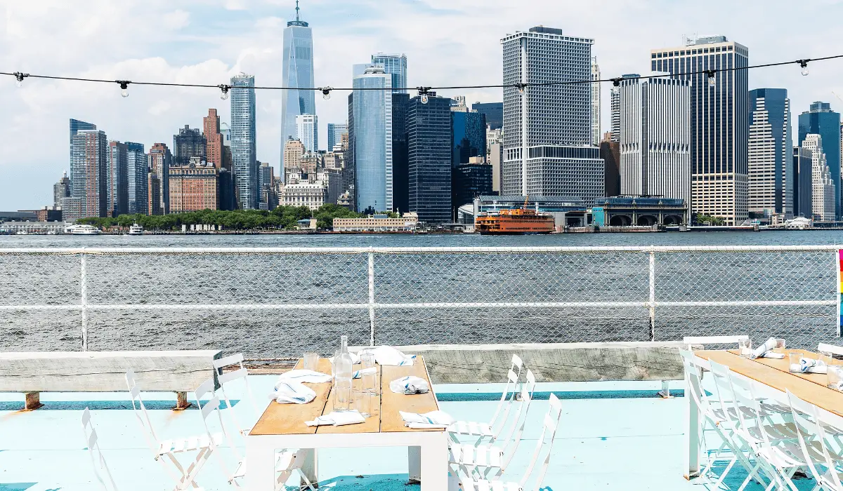Vue sur Manhattan depuis le rooftop du Time Out Market à DUMBO